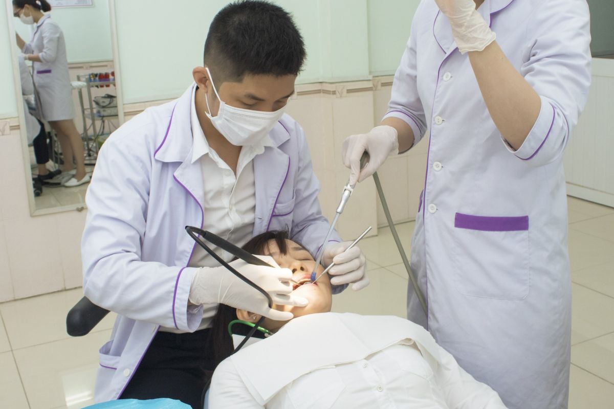 Cạo vôi răng siêu âm không đau tại An Khang Dental