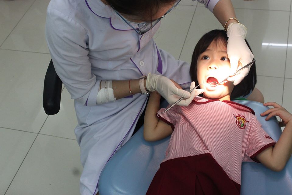 kiểm tra răng và tư vấn cho bé